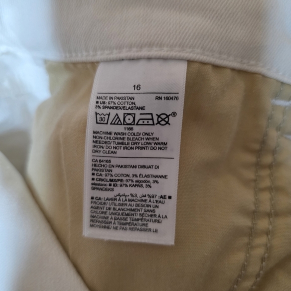 ⭐️40% Off⭐️ Old Navy Mid Rise Boyfriend Cut Off Shorts in Calla Lily - Picture 12 of 13